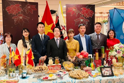 Gian hàng của Đại sứ quán Việt Nam tại Brunei Darussalam với những món ẩm thực Việt Nam đặc sắc. (Ảnh: TTXVN phát)