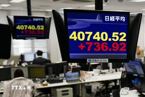Màn hình hiển thị chỉ số chứng khoán Nikkei 225 tại Tokyo, Nhật Bản. (Ảnh minh họa. Kyodo/TTXVN)