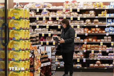 Người tiêu dùng mua sắm tại siêu thị ở Millbrae, Mỹ. (Ảnh: THX/TTXVN)