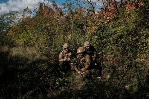 Binh sỹ Ukraine làm nhiệm vụ tại vùng Donetsk, ngày 12/10/2022. (Ảnh: AFP/TTXVN)