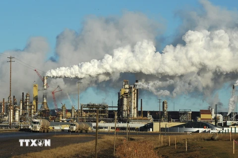 Khói thải từ một cơ sở lọc dầu thô gần thị trấn Fort McMurray ở tỉnh Alberta, Canada. (Ảnh: AFP/TTXVN)