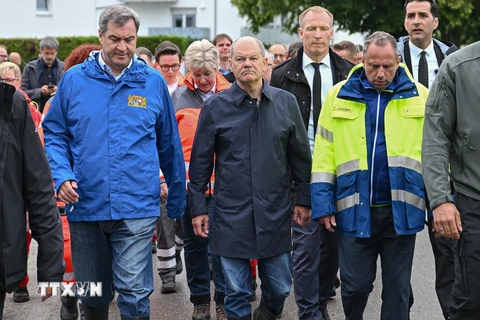 Thủ tướng Đức Olaf Scholz (giữa) tới thăm khu vực bị ngập lụt ở thành phố Reichertshofen, miền Nam Đức, ngày 3/6. (Ảnh: AFP/TTXVN)