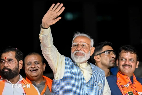 Thủ tướng Ấn Độ Narendra Modi (giữa) tại một sự kiện ở Mumbai. (Ảnh: AFP/TTXVN)