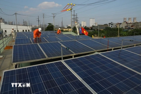 Hệ thống điện mặt trời lắp đặt trên mái nhà xưởng Công ty Lưới điện cao thế Hà Nội. (Ảnh: Ngọc Hà/TTXVN)