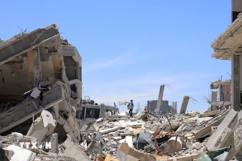 Cảnh đổ nát sau cuộc tấn công của Israel tại thành phố Khan Younis, miền Nam Dải Gaza. (Ảnh: THX/TTXVN)