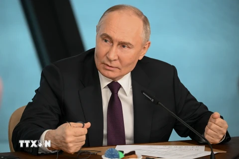 Tổng thống Nga Vladimir Putin phát biểu trong cuộc gặp đại diện các cơ quan truyền thông quốc tế ở St. Petersburg ngày 5/6. (Ảnh: AA/TTXVN)