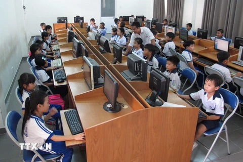 Giờ Tin học của học sinh tiểu học Trường Tiểu học Tân Thông, Củ Chi, thành phố Hồ Chí Minh. (Ảnh: Phương Vy/TTXVN)