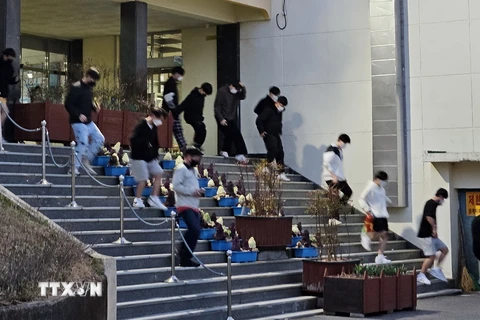 Học sinh sơ tán khỏi các tòa nhà cao tầng tại trường trung học ở Gunsan, Hàn Quốc, sau trận động đất ngày 12/6. (Ảnh: Yonhap/TTXVN)