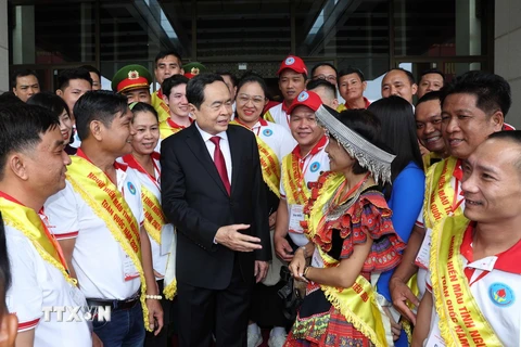 Chủ tịch Quốc hội Trần Thanh Mẫn với đại biểu người hiến máu tình nguyện tiêu biểu toàn quốc năm 2024. (Ảnh: Thống Nhất/TTXVN)