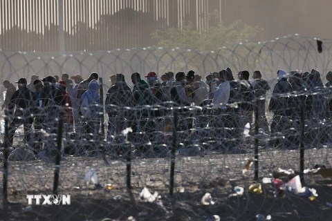 Người di cư từ Ciudad Juarez, Mexico chờ được vào bang Texas, Mỹ. (Ảnh: AFP/TTXVN)