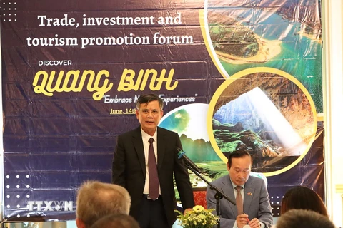 Phó Bí thư Tỉnh ủy, Chủ tịch Ủy ban Nhân dân tỉnh Quảng Bình, Trần Thắng, phát biểu tại diễn đàn. (Ảnh : TTXVN phát)