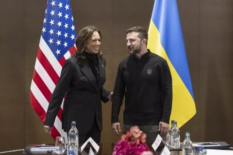 Phó Tổng thống Mỹ Kamala Harris và Tổng thống Ukraine Volodymir Zelensky. (Nguồn: AP)