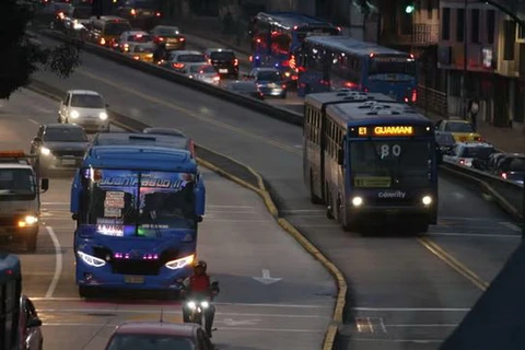 Xe buýt di chuyển trên đường phố trong thời gian mất điện ở Quito. (Ảnh: Getty Images)