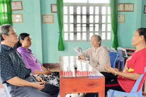Bà Nguyễn Thị Lan (thứ 2 từ phải qua) trao đổi công việc với các đoàn thể tại nhà văn hóa khu phố. (Ảnh: Đài Phát thanh-Truyền hình và Báo Bình Phước)