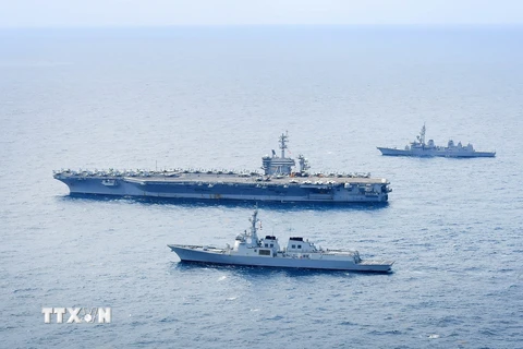 Tàu khu trục Seoae Ryu Seong-ryong của Hàn Quốc, tàu sân bay chạy bằng năng lượng hạt nhân USS Theodore Roosevelt của Mỹ và tàu khu trục Ariake của Nhật Bản tham gia cuộc tập trận chung ngoài khơi đảo Jeju, Hàn Quốc, ngày 11/4/2024. (Ảnh: Yonhap/TTXVN)