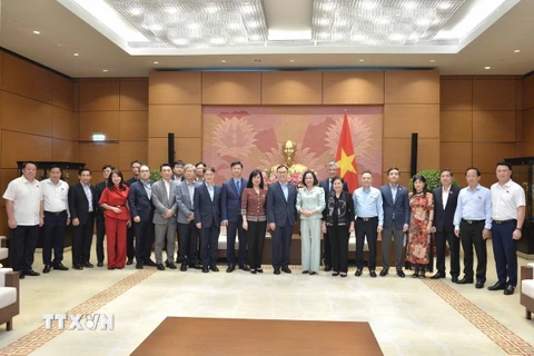 Phó Chủ tịch Quốc hội Nguyễn Thị Thanh với các đại biểu. (Ảnh: Doãn Tấn/TTXVN)