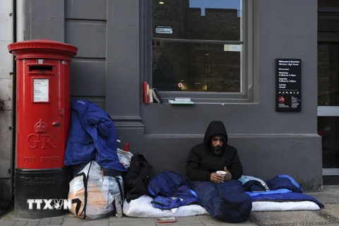 Người vô gia cư trên đường phố ở Windsor, phía tây thủ đô London, Anh. (Ảnh: AFP/ TTXVN)