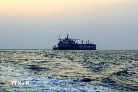 Con tàu bị lực lượng Houthi tấn công ở Vịnh Aden, Yemen. (Ảnh: IRNA/TTXVN)