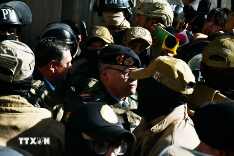 Tướng Juan Jose Zuniga (giữa) đe dọa chiếm Phủ Tổng thống khi di chuyển bằng xe bọc thép được yểm trợ bằng một đoàn xe quân sự hướng tới trung tâm thủ đô La Paz, Bolivia ngày 26/6/2024. (Ảnh: THX/TTXVN)