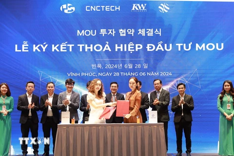 Ký kết biên bản ghi nhớ hợp tác và đầu tư giữa Tập đoàn CNCtech - Việt Nam với các nhà đầu tư Hàn Quốc. (Ảnh: Hoàng Hùng/TTXVN)