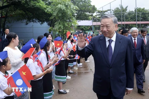 Chủ tịch nước Tô Lâm đến thăm Trường song ngữ Lào - Việt Nam. Ảnh: Nhan Sáng-TTXVN