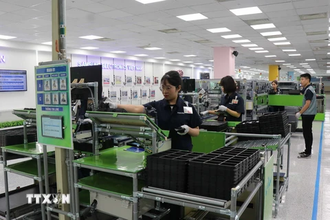 Công nhân Công ty TNHH Samsung Electronics Việt Nam, khu công nghiệp Yên Phong, tỉnh Bắc Ninh trong ca làm việc. (Ảnh: Thanh Thương/TTXVN)