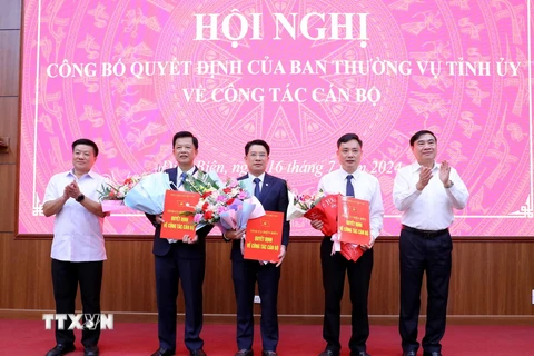 Bí thư Tỉnh ủy Điện Biên Trần Quốc Cường (phải) và Chủ tịch Hội đồng Nhân dân tỉnh Điện Biên Lò Văn Phương trao Quyết định và hoa chúc mừng các đồng chí được bổ nhiệm vị trí công tác mới. (Ảnh: Trung Kiên/TTXVN)