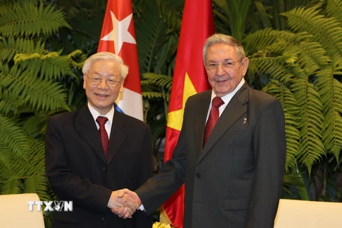 Đồng chí Raul Castro Ruz, Bí thư Thứ nhất Ban chấp hành Trung ương Đảng Cộng sản Cuba, Chủ tịch Hội đồng Nhà nước và Hội đồng Bộ trưởng Cộng hòa Cuba đón Tổng Bí thư Nguyễn Phú Trọng chiều 29/3/2018, tại Cung Cách mạng ở Thủ đô La Habana. (Ảnh: Trí Dũng/TTXVN)