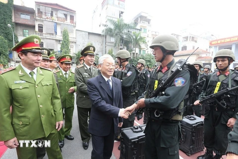 Tổng Bí thư Nguyễn Phú Trọng thăm, kiểm tra công tác sẵn sàng chiến đấu của Bộ Tư lệnh Cảnh sát cơ động (Bộ Công an), ngày 2/1/2016. (Ảnh: Trí Dũng/TTXVN)