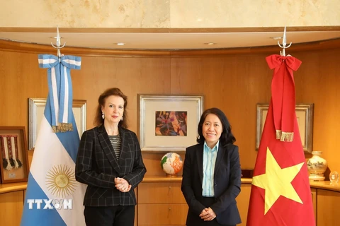 Đại sứ Việt Nam Ngô Minh Nguyệt và Bộ trưởng Ngoại giao Argentina Diana Mondino tại buổi làm việc. (Ảnh: Bộ Ngoại giao Argentina/TTXVN phát)