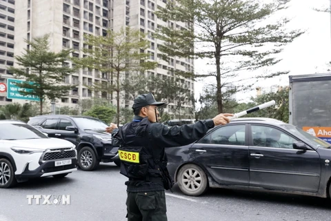 Lực lượng Cảnh sát Cơ động tham gia hỗ trợ phân luồng giao thông. (Ảnh minh họa. Văn Điệp/TTXVN)