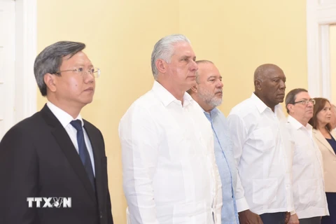 Bí thư thứ Nhất Ban Chấp hành Trung ương Đảng, Chủ tịch Cuba Miguel Díaz-Canel Bermúdez (thứ hai từ trái sang) và các đồng chí: Ủy viên Bộ Chính trị, Thủ tướng Manuel Marrero Cruz, Phó Chủ tịch Quốc hội Ana María Mari Machado, Ủy viên Bộ Chính trị, Bộ trưởng Ngoại giao Bruno Rodríguez Parilla và Đại sứ Việt Nam Lê Quang Long (ngoài cùng bên trái) viếng Tổng Bí thư Nguyễn Phú Trọng. (Ảnh: Việt Hùng/TTXVN)