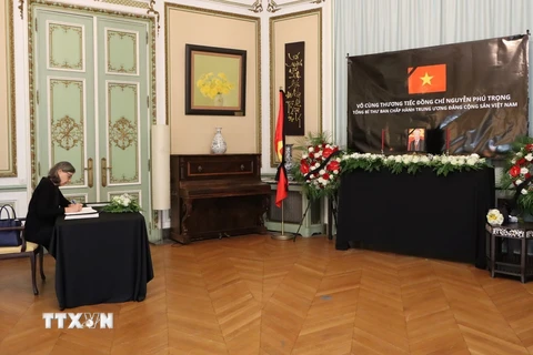 Tổng thư ký Hoàng gia Bỉ, bà Dominique Mineur ghi sổ tang tưởng nhớ Tổng Bí thư Nguyễn Phú Trọng. (Ảnh : Hương Giang/TTXVN)