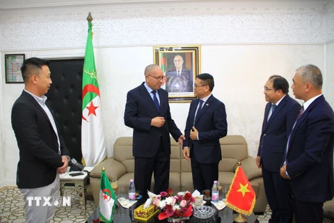 Tỉnh trưởng Constantine, ông Abdelkhalek Sayoda (thú 2, trái), tiếp Đại sứ Trần Quốc Khánh và đoàn công tác của Đại sứ quán Việt Nam tại Algeria. (Ảnh: Trung Khánh/TTXVN)