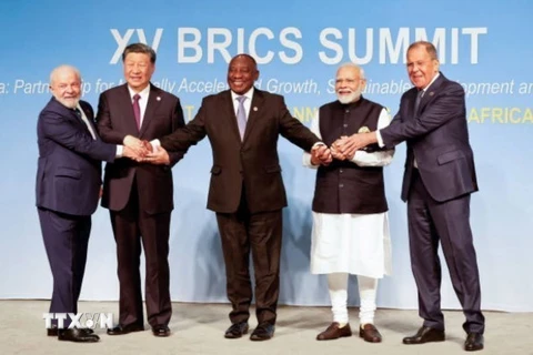 Lãnh đạo các nước thành viên BRICS chụp ảnh chung tại Hội nghị thượng đỉnh ở Johannesburg, Nam Phi ngày 23/8/2023. (Ảnh: Getty Images/TTXVN)