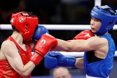 Võ sỹ boxing Hà Thị Linh (áo xanh). (Ảnh: Hoàng Linh/TTXVN)