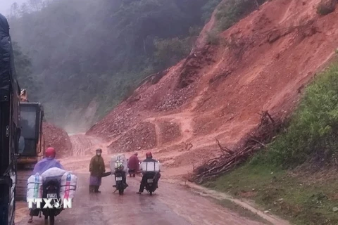 Tuyến đường từ trung tâm huyện Hòa An đi xã Trương Lương bị sạt lở nghiêm trọng. (Ảnh: TTXVN phát)