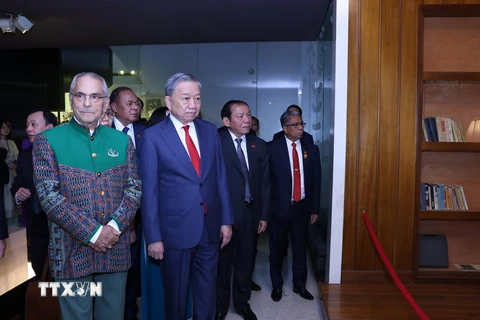 Chủ tịch nước Tô Lâm cùng Tổng thống Timor-Leste Jose Ramos-Horta tham quan Bảo tàng Hồ Chí Minh. (Ảnh: Lâm Khánh/TTXVN)