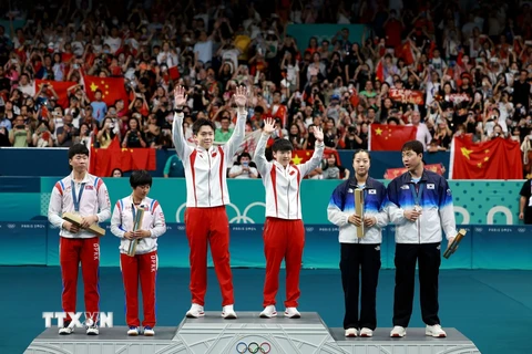 Ri Yong Sik và Kim Kum Yong của Triều Tiên (trái) giành huy chương Bạc nội dung bóng bàn đôi nam nữ tại Olympic Paris 2024, Pháp, ngày 30/7. (Ảnh: THX/TTXVN)