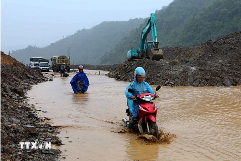 Quốc lộ 12 đoạn qua bản Mường Pồn 1, xã Mường Pồn, huyện Điện Biên (tỉnh Điện Biên) bị hư hỏng nặng, các phương tiện di chuyển rất khó khăn. (Ảnh: Trung Kiên/TTXVN)