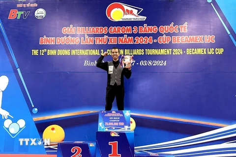 Trần Quyết Chiến lên bục nhận Cup nhà vô địch Giải Billiards Carom 3 băng Quốc tế Bình Dương lần thứ 12 năm 2024. (Ảnh: TTXVN phát)