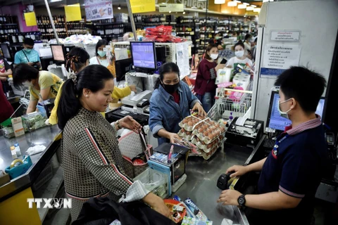 Người dân mua sắm tại siêu thị ở Bangkok, Thái Lan. (Ảnh: AFP/TTXVN)