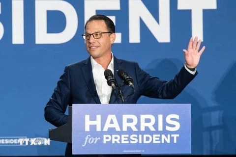 Ông Josh Shapiro, Thống đốc bang Pennsylvania, phát biểu tại cuộc míttinh ủng hộ bà Kamala Harris tranh cử Tổng thống Mỹ, ngày 29/7/2024. (Ảnh: Getty Images/TTXVN)