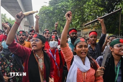 Biểu tình phản đối Chính phủ tại thủ đô Dhaka, Bangladesh ngày 4/8. (Ảnh: Getty Images/TTXVN)