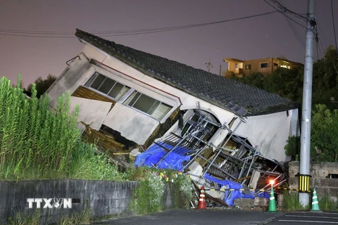 Một ngôi nhà bị đổ nghiêng sau trận động đất ở tỉnh Miyazaki, Nhật Bản ngày 8/8. (Ảnh: Kyodo/TTXVN)