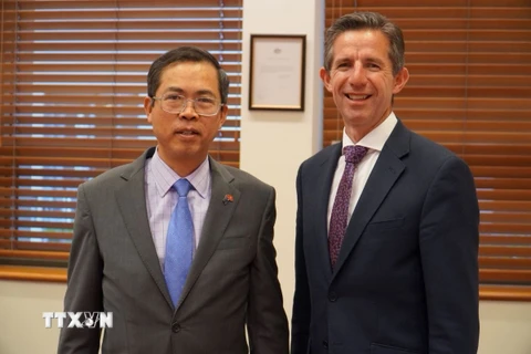 Đại sứ Việt Nam tại Australia Phạm Hùng Tâm (trái) và Thượng nghị sỹ Simon Birmingham, Bộ trưởng phụ trách ngoại giao của phe đối lập Australia. (Ảnh: TTXVN phát)