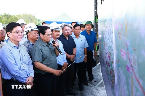 Thủ tướng Phạm Minh Chính xem bản đồ tuyến dự án đường bộ cao tốc Khánh Hòa-Buôn Ma Thuột. (Ảnh: Dương Giang/TTXVN)