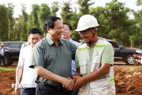 Thủ tướng Phạm Minh Chính thăm hỏi, động viên công nhân thi công đường bộ cao tốc Khánh Hòa-Buôn Ma Thuột. (Ảnh: Dương Giang/TTXVN)