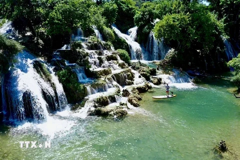 Trong khu vực Công viên địa chất toàn cầu non nước Cao Bằng được UNESCO công nhận có rất nhiều thắng cảnh đẹp, trong đó có thác nước Bản Sầm ở thị trấn Hòa Thuận, huyện Quảng Hòa. (Ảnh: TTXVN phát)