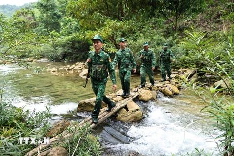 Cán bộ, chiến sỹ Đồn Biên phòng Hướng Lập tuần tra trên địa bàn. (Ảnh: Minh Đức/TTXVN)